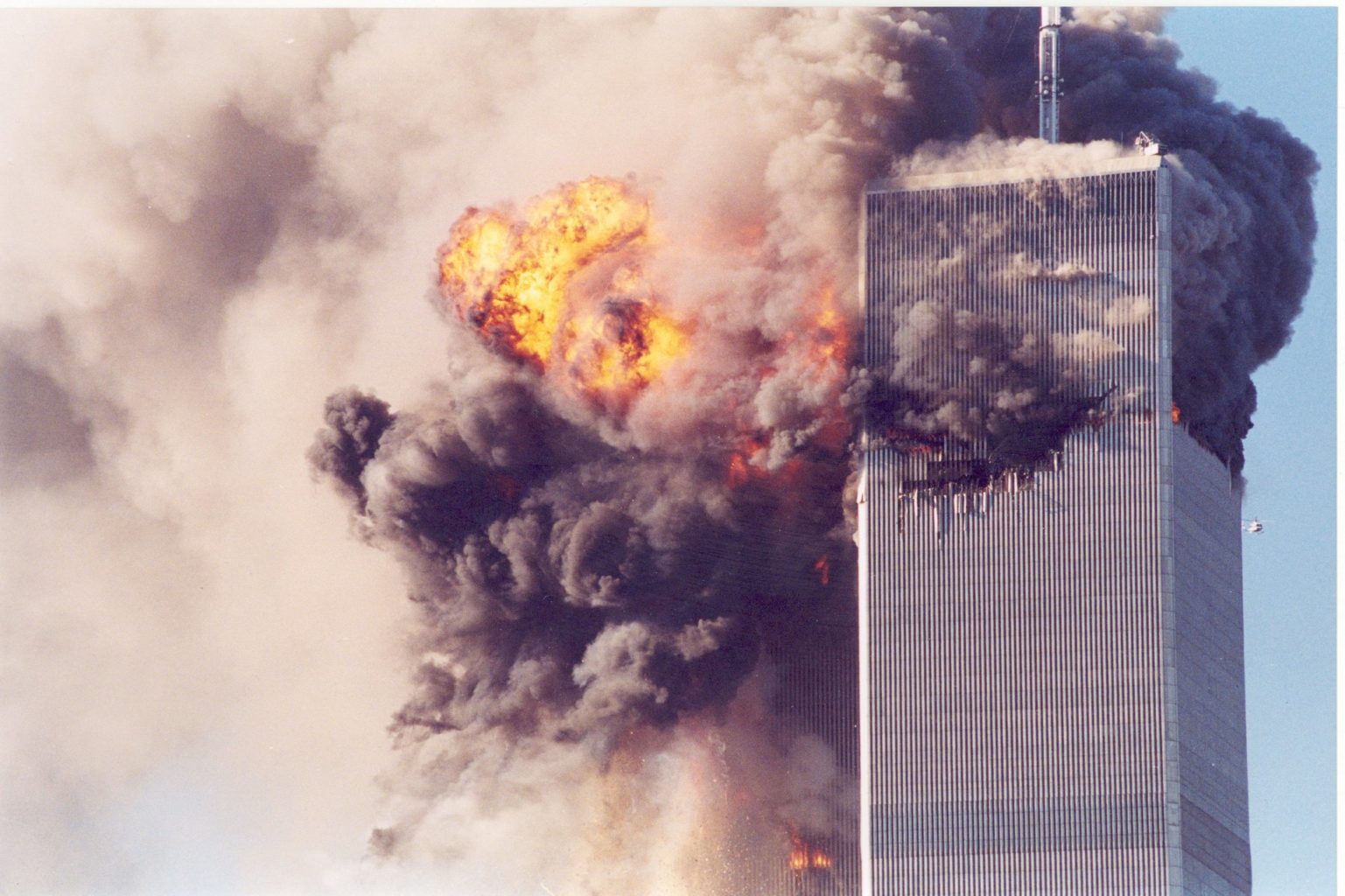 22 ноября 2001. Сентябрь 2001 башни Близнецы. Северная башня ВТЦ 11 сентября. Близнецы 11 сентября 2001.