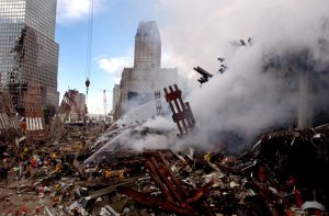 Žádné palačinky. První oficiální vyšetřovací verze popsala kolaps WTC jako takzvaný progresivní, neboli palačinkový efekt, kdy horní patra padají na ta spodní. Problém je, že z jádra obou budov a jednotlivých pater zbyl prakticky jenom prach. Foto Wikimedia Commons
