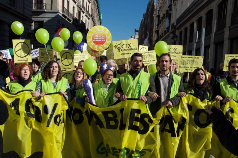 Ekologičtí aktivisté byli zatčeni francouzskou policií, aby nemohli protestovat na klimatickém summitu