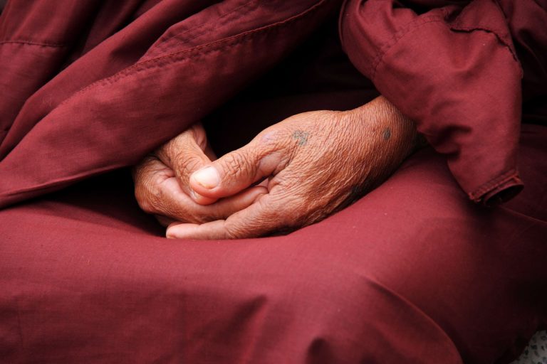 Útočník si spletl buddhistu s muslimem a rozbil mu hlavu. Buddhistova reakce byla dost překvapivá