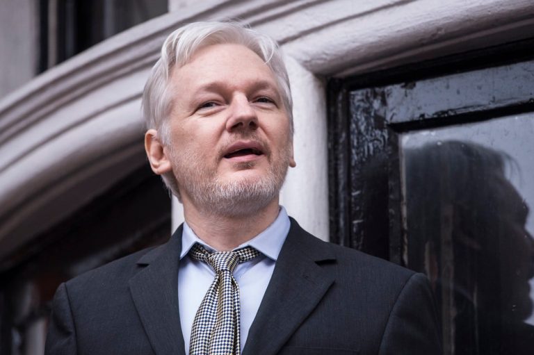 Julian Assange odhaluje pravé záměry Transpacifické smlouvy: ještě více moci pro korporace