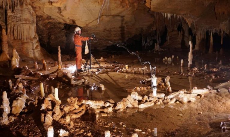 Záhadné krápníkové kruhy ve Francii byly postaveny už  před  175 000 lety. Mnohem dřív, než přišli Homo Sapiens