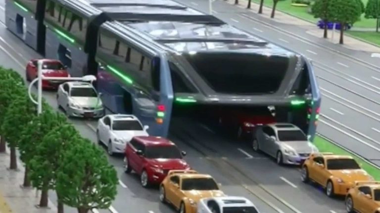 Revoluce v MHD? Čína vyvinula superautobus, který nikdy neuvízne v zácpě. Celou ji totiž přejede