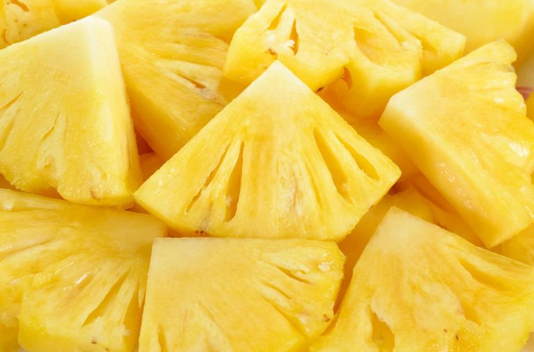 Ananas: ovoce s nepěknými vedlejšími účinky. Otrávená voda, tuny chemie a vykácené deštné pralesy