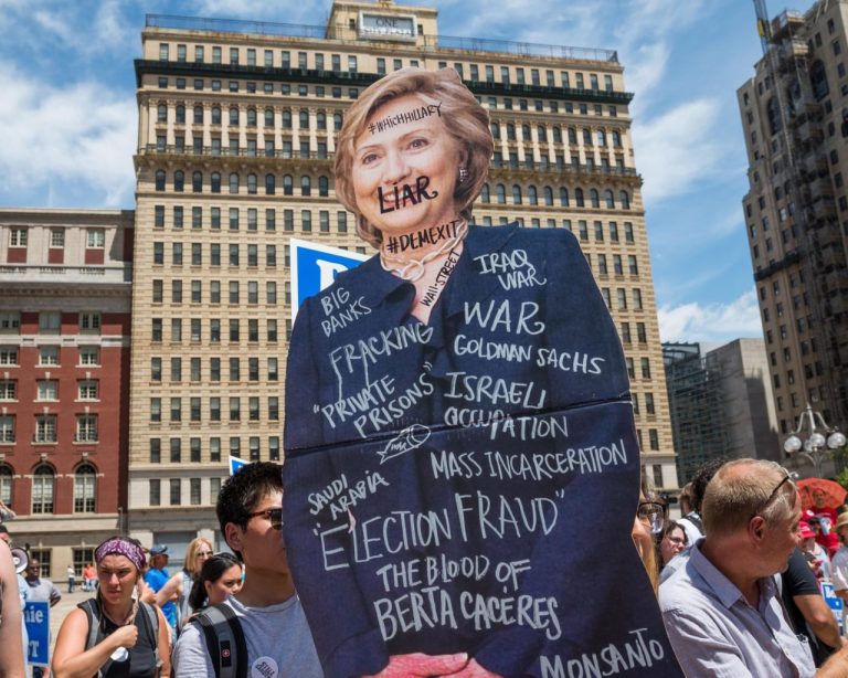 Masivní korupce v nadaci Clintonových: Skandál neustále bobtná. Skončí Hillary místo Bílého domu za mřížemi?