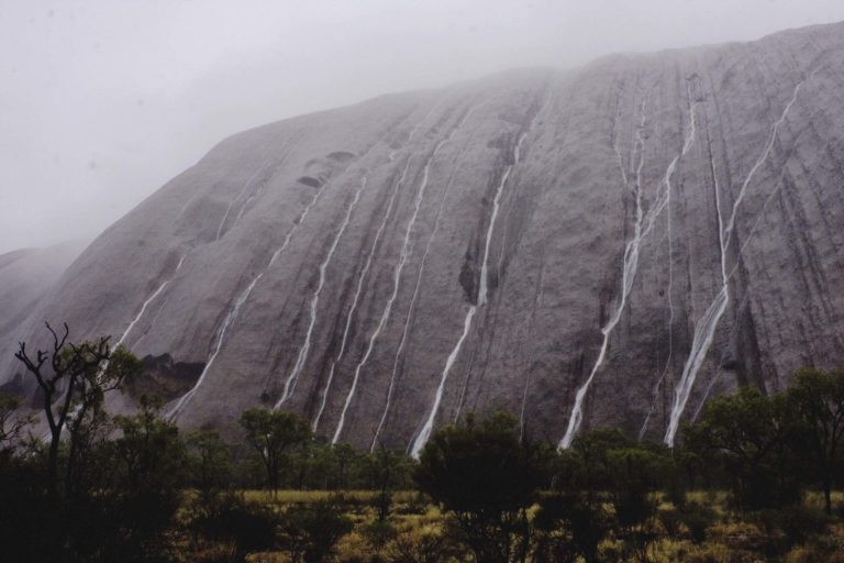 Video: Nádherná podívaná. Z australského Uluru se kvůli rekordním srážkám spustily vodopády