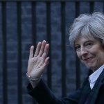Pa pa! Britská premiérka poté, co se vrátila z do svého sídla v Downing Street po projevu k brexitu. Británi zvolí totální odchod z EU. Foto Profimedia