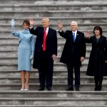 Nový americký prezident Donald Trump a jeho viceprezident Mike Pence se svými manželkami mávají Baracku Obamovi odlétajícímu z Washingtonu. Foto Profimedia