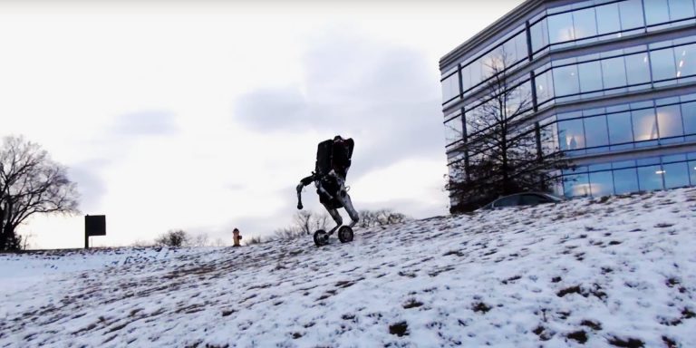 Robot, který nahradí lidi? Společnost Google Boston Dynamics zveřejnila neuvěřitelné video kreatury s umělou inteligencí, jíž budeme stačit jen stěží