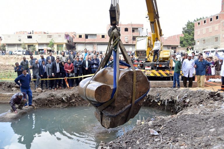 Uprostřed káhirského slumu našli archeologové osmimetrovou sochu slavného panovníka