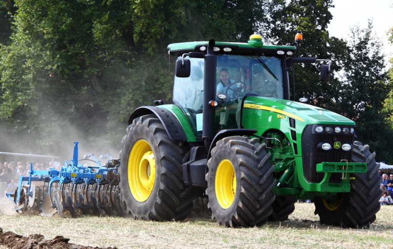 John Deere chce farmářům zakázat opravovat jejich vlastní traktory. Hrozí jim pět let vězení a milionové pokuty