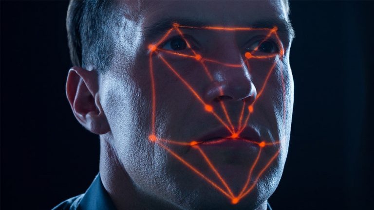 Policie hledá dobrovolníky, na kterých bude vyzkoušena technologie totálního sledování