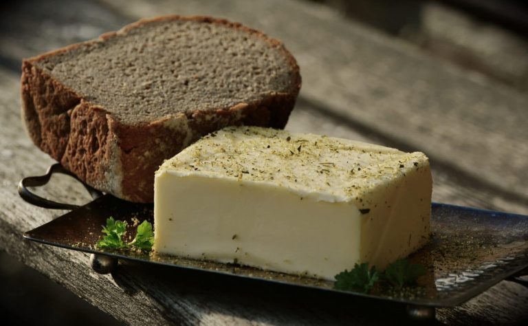 Groteska jako ze Sovětského svazu: EU začala platit zemědělcům za to, aby nevyráběli mléko. Teď se Evropa potýká s nedostatkem másla a ceny závratně rostou
