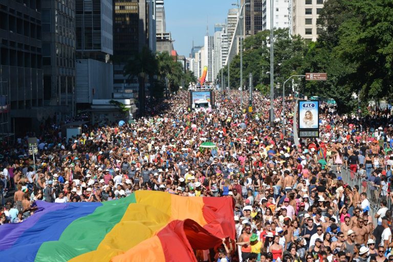 Umělá inteligence pozná vaši sexuální orientaci podle obličeje, tvrdí vědci. LGBT spolky se bouří