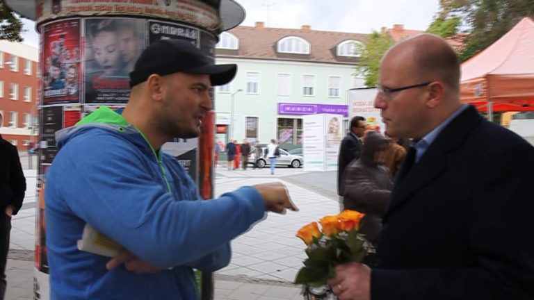 Video: Volič vysvětluje premiéru Sobotkovi, jak se Rakušané stěhují kvůli migrantům z Vídně. Premiér se jen přitrouble usmívá