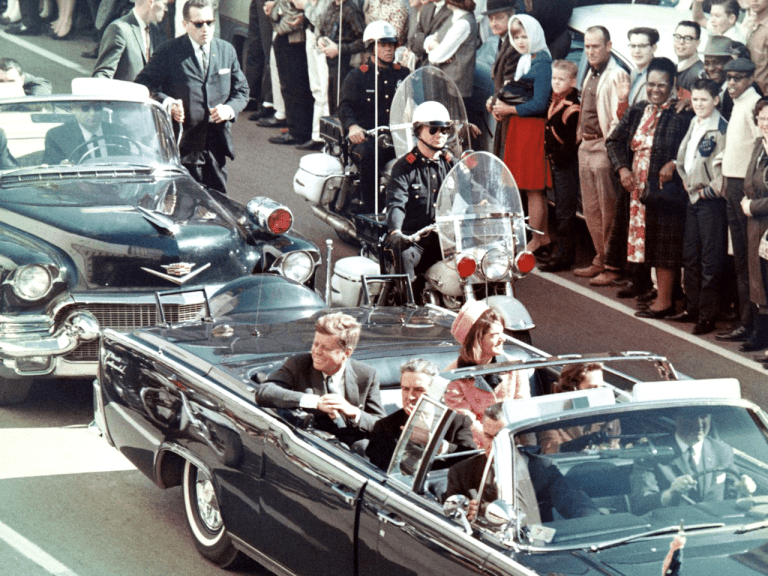 Překvapení se nekoná? Donald Trump zveřejnil část dokumentů k atentátu na Kennedyho, ale ne všechny