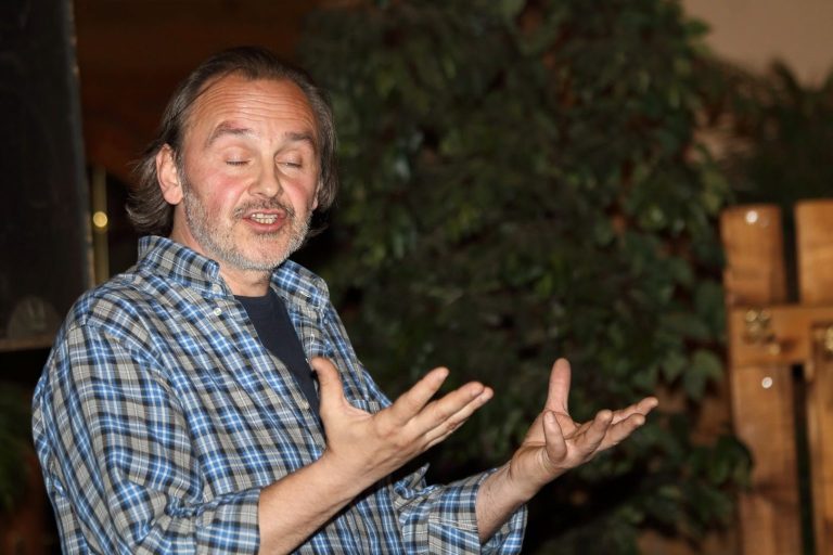 Video: Pánbůh se vrací, říká v rozhovoru pro Šifru spoluhráč Jaroslava Duška ze Čtyř dohod Pjér la Šéʾz