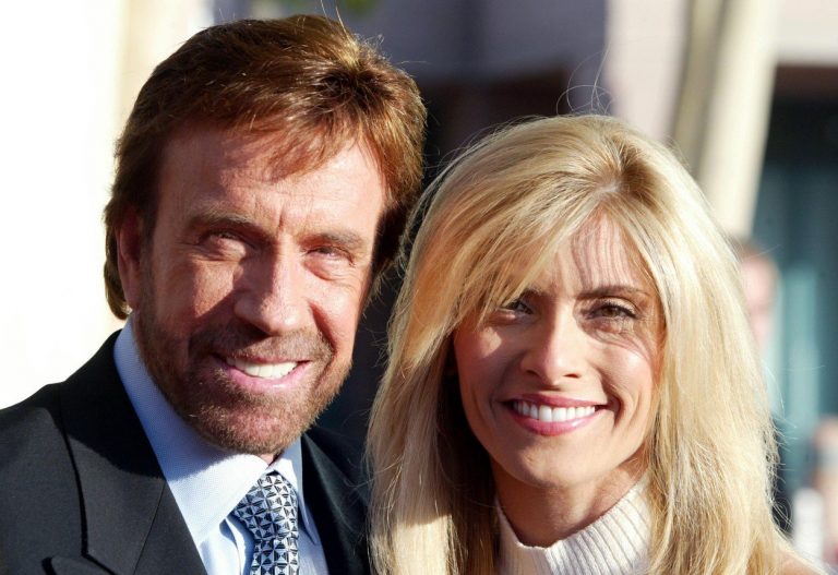 Chuck Norris žaluje 11 farmaceutických společností. Jeho manželka po vpíchnutí kontrastní látky při vyšetření málem zemřela a od té doby trpí bolestmi a neustálou slabostí