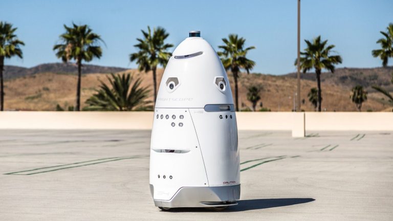 V San Franciscu se o „bezpečí“ stará robot, který z veřejných prostranství vyhání bezdomovce. Ti jej polili omáčkou na grilování