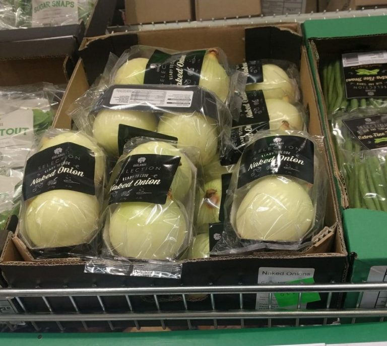 Britský Lidl začal prodávat oloupanou cibuli. Zabalenou v plastu. Zákazníci se bouří