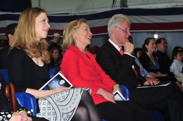 FBI vyšetřuje nadaci Clintonových kvůli podezření z korupce. „Je to lupičská charita,“ říká odborník na filantropii