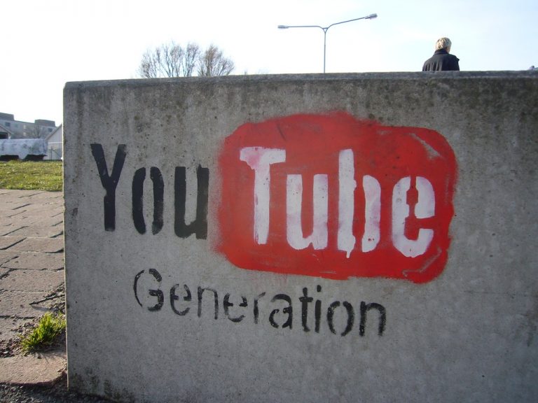 Obsah na YouTube kontroluje a maže více než 100 nevládních organizací