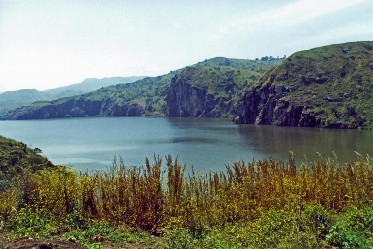 Voda, která dýchá jed. Kamerunské jezero před lety zabilo celou vesnici. Místní se ho dodnes bojí. Myslí si, že zde Američané testovali chemické zbraně