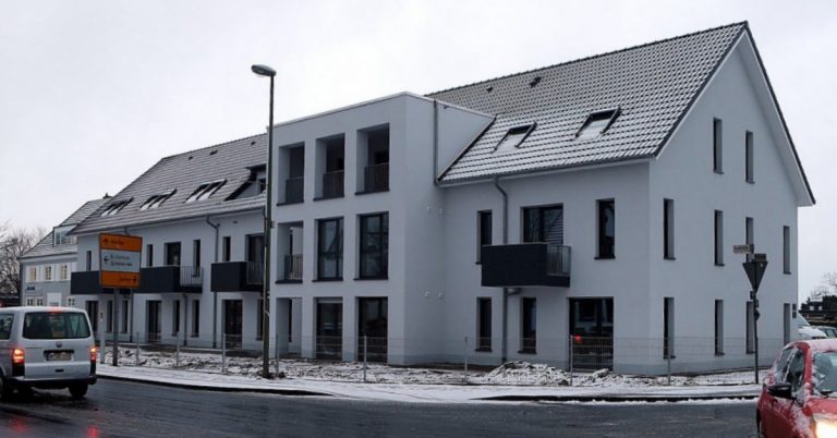 Uprchlíci v německém Bielefeldu se přestěhují do nových domů. Radní pro sociální věci vzkazuje Němcům, kterým se to nelíbí, že jsou závistiví