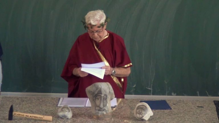 „Přeji vám, abyste přestali lidem škodit.“ Komise Blbů udělila jubilejní Bludný balvan profesorce Anně Strunecké, slavné autorce Doby jedové, která si udíleče cen elegantně podala