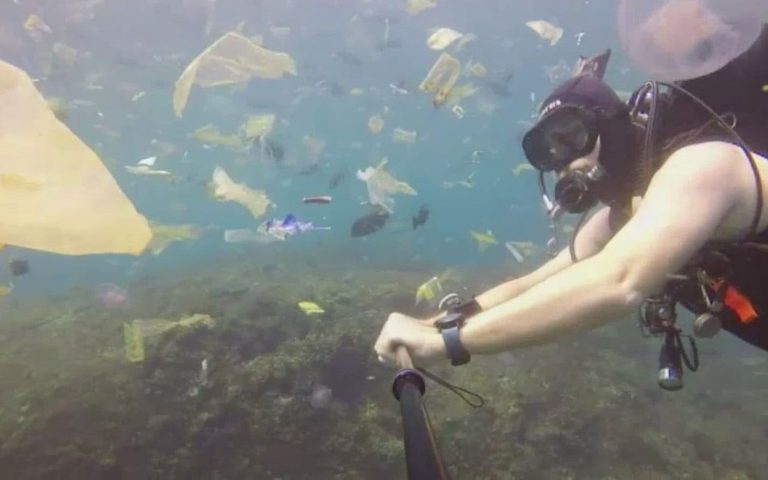 Video: Potápěč na Bali natočil neuvěřitelné znečištění moře plastem