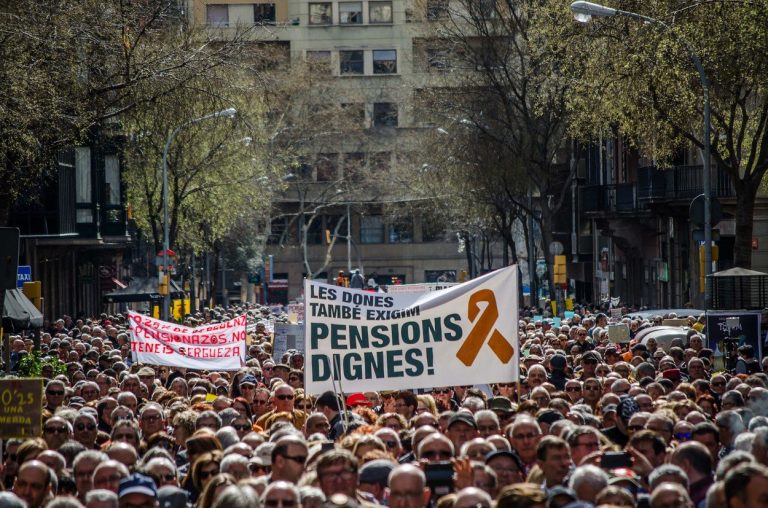 Desítky tisíc španělských důchodců protestují proti vládě, která odmítá penze zvýšit aspoň o inflaci. Premiér místo toho oznámil, že peníze vynaloží na záchranu bank