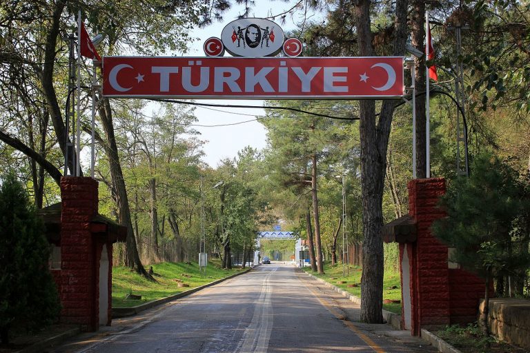 Turecké stíhací letouny obtěžovaly vrtulník řeckého předsedy vlády, ten povolal vlastní stíhačky