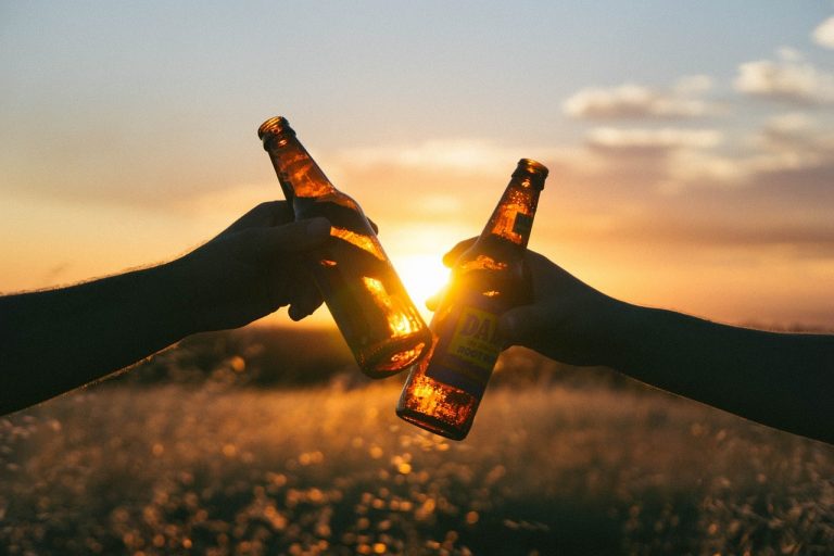 Ani mírné pití podle nové studie neprospívá zdraví. Alkohol zvyšuje riziko rakoviny trávicího traktu a ničí kardiovaskulární systém