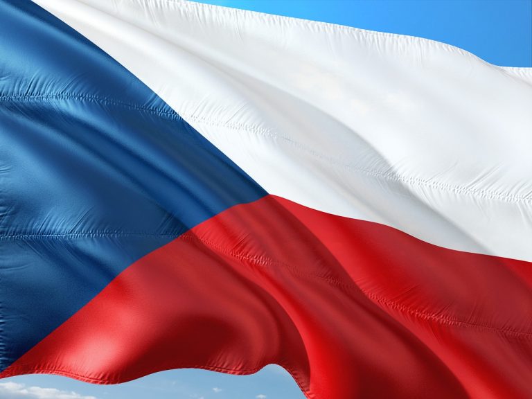 Nepovedená verze nové české hymny má dohru. Aktivista podal trestní oznámení kvůli „hanobení“