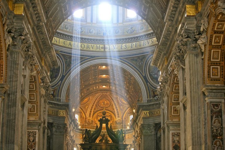 Vatikán vlastní až 30 000 tun zlata, tvrdí italský odborník na papežský stát