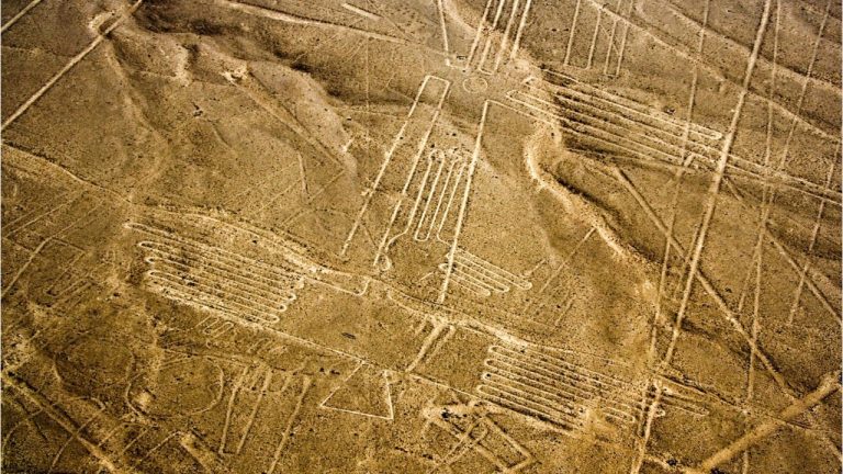 Vědci v Jižní Americe, poblíž slavné náhorní plošiny Nazca, objevili pomocí dronů nové dechberoucí obrazce