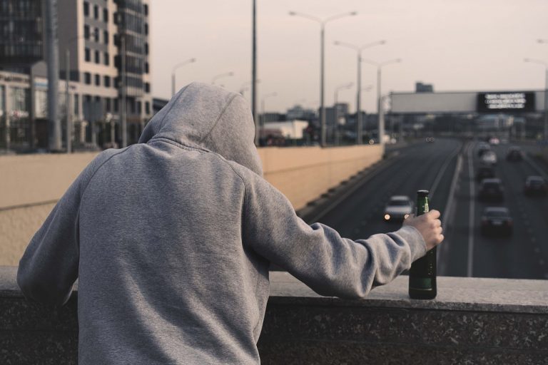 Mladí bezdomovci v Berlíně byli záměrně předáváni do péče pedofilním „náhradním otcům“. V rámci takzvaného Kentlerova experimentu