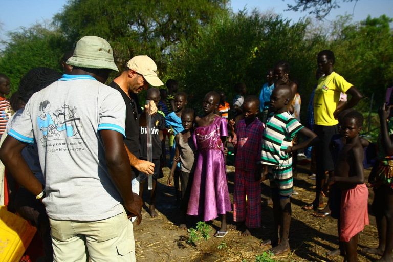 Po pašování migrantů do Evropy čelí Lékaři bez hranic dalšímu skandálu: na misích využívali místní prostitutky a měnili léky za sex