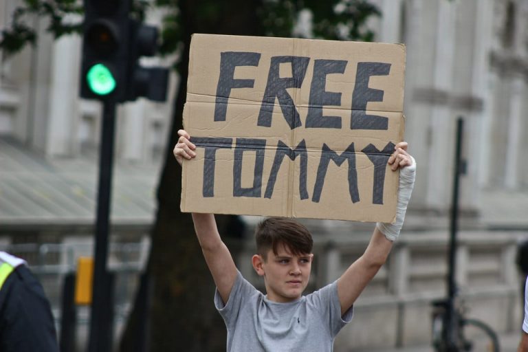 Tommy Robinson, který byl zatčen za to, že reportoval o soudu s muslimskými gangy znásilňujícími britské školačky, byl propuštěn na kauci