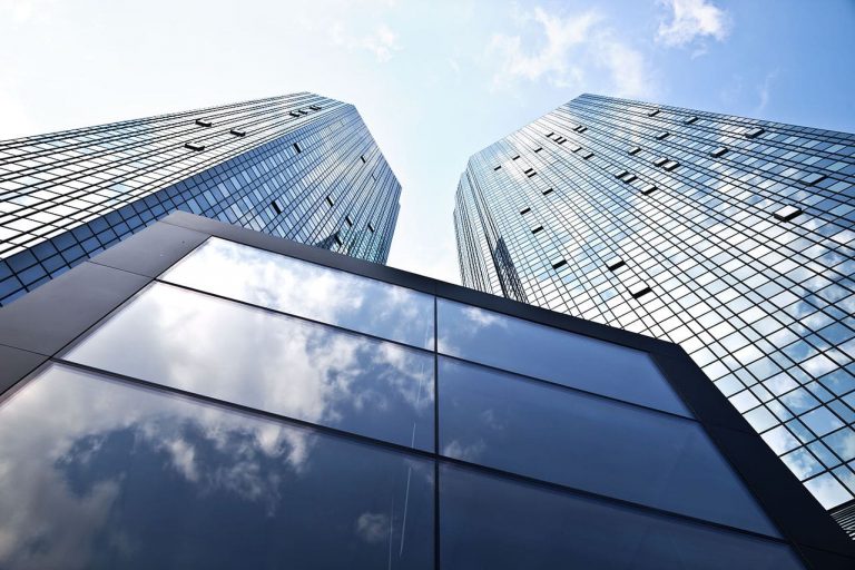 Deset let po začátku finanční krize padají akcie Deutsche Bank, která je v hluboké krizi. Další časovaná bomba? Banka dokonce přestala zaměstnancům rozdávat čerstvé ovoce zdarma