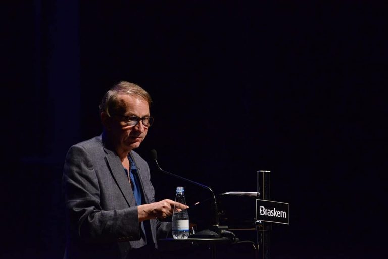 Po románu Podvolení, kde předpovídal ovládnutí Francie islámem, vychází nový román Michela Houellebecqa Serotonin. V něm předpověděl Hnutí žlutých vest i rozklad země pod směrnicemi EU