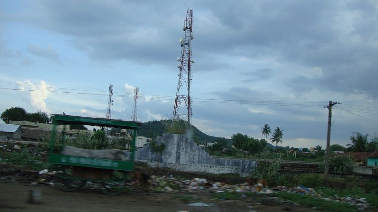Je třeba omezit radiaci z telefonních vysílačů, rozhodl nejvyšší soud v Bangladéši. Nesmějí být instalovány na střechách domů, škol a v obydlených oblastech. Ty, které tam již jsou, budou odstraněny