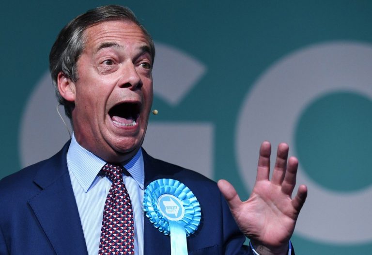 „Chceme Evropu národů, ne Junckerů!“ Na volebním mítinku Nigela Farage a jeho Brexit Party vystoupil jako utajované „překvapení“ český exprezident Václav Klaus