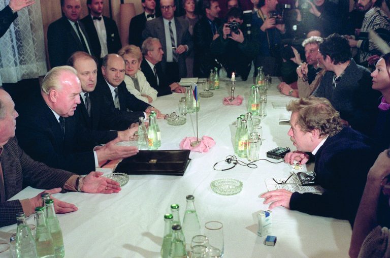 Zkušený český diplomat přiznává: Listopadové události v Praze v roce 1989 řídil Sovětský svaz