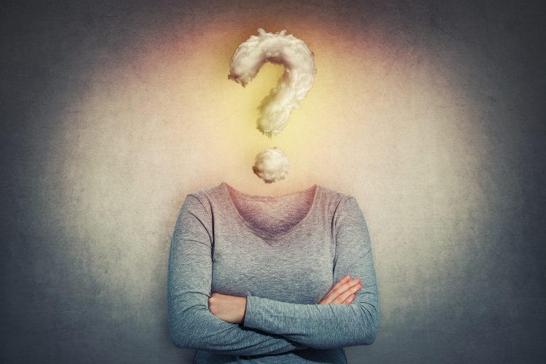 Vysokoškolský pedagog a historik říká: Kvalita vzdělávání jde drasticky dolů. Vysoké školy suplují sociální ústavy. Mladí nejsou nezaměstnaní a pro stát je to výhodné. Předstírají, že studují, my předstíráme, že je učíme, a všichni jsou spokojení 