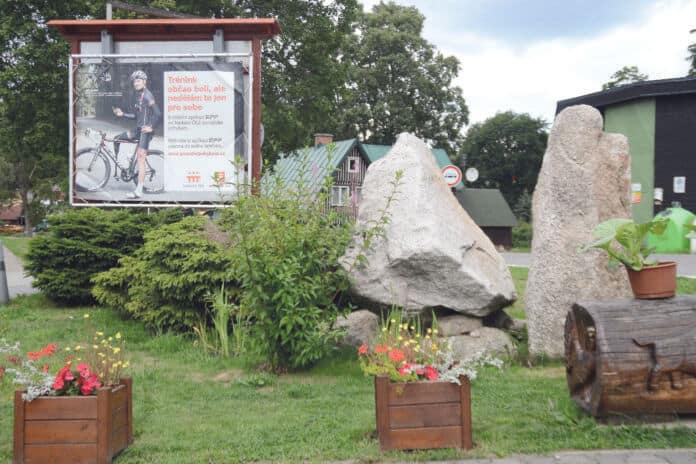 Josef a Marie. Tak se jmenují dva menhiry u lanovky Sportovního areálu v Harrachově, která jede až na Čertovu horu. Foto Šifra
