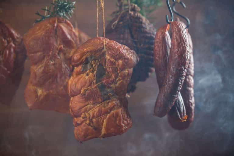 Zakázané uzené: Proč se nesmí maso v Evropě nadále udit kouřem, ale polévá se místo toho chemií?