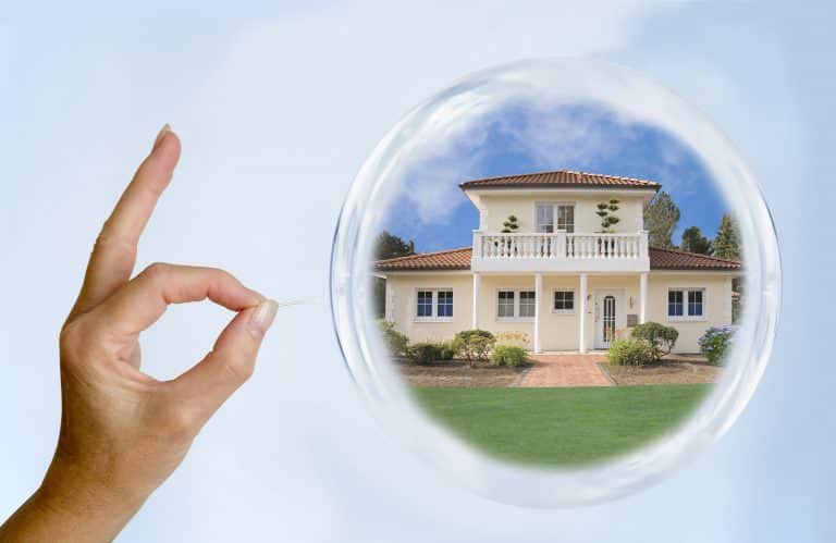 Nahoru, nebo dolů? Hrozí pád cen nemovitostí?