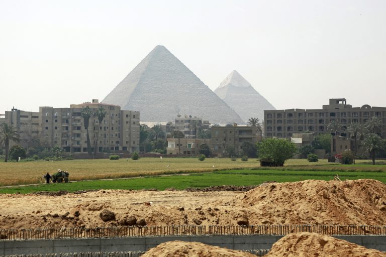 Kdo postavil pyramidy?