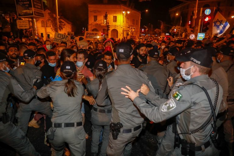 Masivní protesty v Izraeli. Nezaměstnanost překročila 20 %. Lidé, kteří kvůli „koronaviru“ přišli o práci, obléhají dům premiéra Netanjahua a žádají jeho hlavu